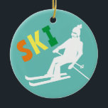 Ornamento De Cerâmica Ski Retro Skier Winter Teal White<br><div class="desc">Legal inverno temido padrão de esquiador design. Esqui alpino em terno de esqui retrô antigo. Um maravilhoso presente de diversão no inverno para um esquiador no seu círculo de amigos, colegas de trabalho ou família. Design de ilustração de trabalho de arte de esquiadores brancos. Esquiadores esquiando decoração de esqui, equipe...</div>