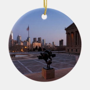 Ornamento De Cerâmica Skyline de Philadelphfia no crepúsculo