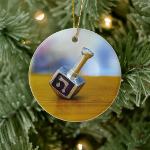 Ornamento De Cerâmica SlipperyJoe's Happy Hanukkah com quatro lados gira