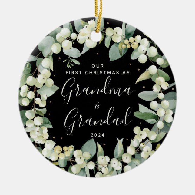 Ornamento De Cerâmica Snowberry Primeiro Natal como Foto de Avós (Frente)
