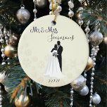Ornamento De Cerâmica Snowflake Bride Groom Recem casados Sr. Sra. Date<br><div class="desc">Este design foi criado através da arte digital. Pode ser personalizado na área fornecida ou personalizado escolhendo o clique para personalizar a opção adicional e alterando o nome, as iniciais ou as palavras. Você também pode alterar a cor e o estilo do texto ou excluir o texto de um design...</div>