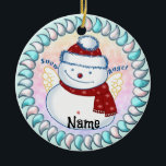 Ornamento De Cerâmica Snowman Angel<br><div class="desc">O ornamento do Anjo Snowman, a t-shirt e presentes da ArtMuvz Illustration. Coincidindo com camisa Engraçada, ligante, caneca, ornamento. Para personalizar, adicione seu nome ou adicione texto. Personalize este ornamento do boneco de neve para torná-lo exclusivo seu ou para dar como presente personalizado</div>