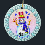 Ornamento De Cerâmica Snowman Bird Friend revisto<br><div class="desc">Snowman Bird Amigo revisado nome da almofada, ornamento, t-shirt, camisa do boneco de neve, roupa, presentes por ArtMuvz Illustration. t-shirt do Snowman para o aniversário e presente de natal.Para personalizar, adicione o seu nome ou adicione texto. Personalize este ornamento do boneco de neve para torná-lo exclusivo seu ou para dar...</div>