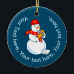 Ornamento De Cerâmica Snowman Contabilista<br><div class="desc">Um boneco de neve vestindo chapéu e cachecol com placas de dólar e segurando uma calculadora com 1040 no chão é um design de presente de contabilidade engraçado para estudantes de contabilidade,  CPA e fiscais.</div>