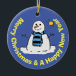 Ornamento De Cerâmica Snowman divertido numa cena de inverno gelada<br><div class="desc">Snowman divertido numa cena de inverno gelada. Ilustração do estilo cartoon de um boneco de neve com um sol ventoso brilhando. O fundo do céu azul completa a design. A mensagem diz "Feliz Natal e Feliz ano novo".</div>