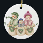 Ornamento De Cerâmica Snowman Family Keepsasaame Ornament<br><div class="desc">Uma família de boneco de neve com mortes em forma de coração em um ornamento de porcelana... certamente encantará quem ama homens de neve e inverno!</div>