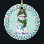 Ornamento De Cerâmica Snowman Granny Ornaments<br><div class="desc">Vovó Snowman, por ArtMuvz Illustration... a combinar roupa de boneco de neve, t-shirts, presentes de vovó. Camisa de Natal, presentes de Natal e roupa de inverno. Para personalizar, adicione seu nome ou adicione texto. Personalize este ornamento do boneco de neve para torná-lo exclusivo seu ou para dar como presente personalizado...</div>