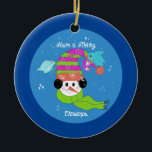 Ornamento De Cerâmica Snowman Merry Christmas Cerâmica Ornament<br><div class="desc">Um bonitinho bonitinho de neve com um chapéu,  lenço e algemas com pássaros que o pousaram. Uma cena de inverno,  a mensagem pode ser alterada como desejado.</div>