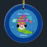Ornamento De Cerâmica Snowman Merry Christmas Cerâmica Ornament<br><div class="desc">Um bonitinho bonitinho de neve com um chapéu,  lenço e algemas com pássaros que o pousaram. Uma cena de inverno,  a mensagem pode ser alterada como desejado.</div>