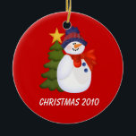 Ornamento De Cerâmica Snowman personalizável e Árvore de Natal<br><div class="desc">Snowman e Ornament de Árvore de Natal num fundo vermelho.</div>