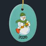 Ornamento De Cerâmica Snowman Plumber<br><div class="desc">Um boneco de neve segurando um êmbolo é um design de presente engraçado para os empreiteiros de canalização nos aniversários e feriados de inverno. A data pode ser alterada.</div>