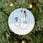 Ornamento De Cerâmica Snowman Poop<br><div class="desc">Um bonitinho bonitinho,  Snowman,  e a testemunhar o ornamento de uma mulher de neve nas férias. Parece excelente na sua árvore de Natal ou pendurado no seu espelho retrovisor. Uma risada de excelente nos feriados.</div>