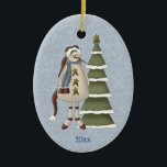Ornamento De Cerâmica Snowman Primitivo<br><div class="desc">Este bonitinho, primitivo boneco de neve tem um chapéu de Papai Noel longo, estrelas para botões e um bom cachecol quente. Ele está ao lado de uma árvore coberta de neve contra um fundo de espirais azuis de neve. A parte de trás do ornamento tem o mesmo fundo azul de...</div>