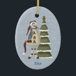 Ornamento De Cerâmica Snowman Primitivo<br><div class="desc">Este bonitinho, primitivo boneco de neve tem um chapéu de Papai Noel longo, estrelas para botões e um bom cachecol quente. Ele está ao lado de uma árvore coberta de neve contra um fundo de espirais azuis de neve. A parte de trás do ornamento tem o mesmo fundo azul de...</div>