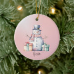 Ornamento De Cerâmica Snowman Rosa com Pacotes<br><div class="desc">Feito em tons de rosa,  esta design é pacífica e calmante. O ano está incluído na design.</div>