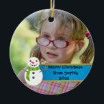 Ornamento De Cerâmica Snowman sobre a Foto de Natal Azul e Vermelho Feli<br><div class="desc">Homem de neve em um Enfeites de natal de fotos azul e vermelho. Personalize com a foto do seu filho,  e isso fará o presente perfeito para avós,  tias,  tios,  ou qualquer um. Use o botão Personalizar para alterar fonte,  tamanho da fonte,  cor ou posicionamento.</div>