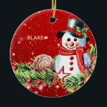 Ornamento De Cerâmica Snowman Top Hat - Bebê Keepsasaem Personalizado<br><div class="desc">Traga o charme caprichoso para as suas decorações de férias com o Ornamento Sorridente de Snowman! Esta design festiva apresenta um delicioso boneco de neve com aquarela vestindo um chapéu preto clássico que adorava com fita vermelha e folhas sagradas com bagas. O seu alegre mufler vermelho, corpo açoitado, e sorriso...</div>