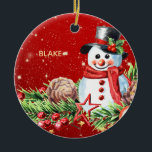 Ornamento De Cerâmica Snowman Top Hat - Bebê Keepsasaem Personalizado<br><div class="desc">Traga o charme caprichoso para as suas decorações de férias com o Ornamento Sorridente de Snowman! Esta design festiva apresenta um delicioso boneco de neve com aquarela vestindo um chapéu preto clássico que adorava com fita vermelha e folhas sagradas com bagas. O seu alegre mufler vermelho, corpo açoitado, e sorriso...</div>