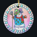 Ornamento De Cerâmica Snowy Lady Snowman<br><div class="desc">O ornamento de Snowy Lady Snowman por ArtMuvz Illustration... combinando roupa de boneco de neve, t-shirts, presentes de vovó. Camisa de Natal, presentes de Natal e roupa de inverno. Para personalizar, adicione seu nome ou adicione texto. Personalize este ornamento do boneco de neve para torná-lo exclusivo seu ou para dar...</div>