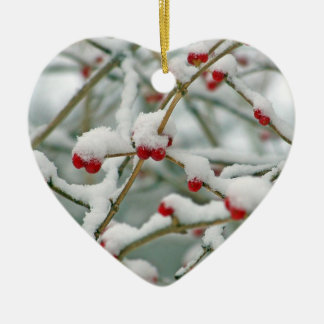 Ornamento De Cerâmica Snowy Red Berries Winter Scene Heart