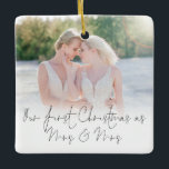 Ornamento De Cerâmica Sobreposição de Foto Primeiro Natal Ano da Sra. No<br><div class="desc">Sobreposição de Foto Primeiro Natal Sra. Nome Ano. Para comemorar seu feriado de 1rua casado e manter por anos, personalize facilmente seus nomes e ano ou data de casamento nas costas. Com um roteiro elegante para Nosso Primeiro Natal como Sra. & Sra. juntamente com sua foto na frente. Escolha sua...</div>