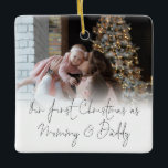 Ornamento De Cerâmica Sobreposição de Fotografias Primeira Pai de Mamãe<br><div class="desc">Sobreposição de Fotografias Primeiro Ano de Nomes de Mamães de Natal. Para comemorar sua temporada de férias de 1rua como pais e guardar por anos, personalize facilmente seus nomes e ano atrás. Com um roteiro elegante para Nosso Primeiro Natal como Mamães e Pais junto com sua foto na frente. Escolha...</div>