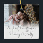 Ornamento De Cerâmica Sobreposição de Fotografias Primeira Pai de Mamãe<br><div class="desc">Sobreposição de Fotografias Primeiro Ano de Nomes de Mamães de Natal. Para comemorar sua temporada de férias de 1rua como pais e guardar por anos, personalize facilmente seus nomes e ano atrás. Com um roteiro elegante para Nosso Primeiro Natal como Mamães e Pais junto com sua foto na frente. Escolha...</div>