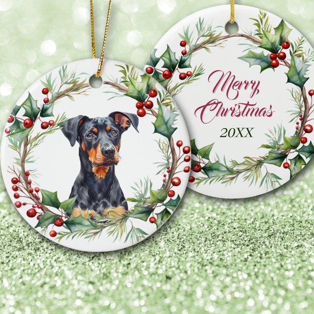 Ornamento De Cerâmica Soulful Doberman Pinscher Dog in Holly Twig Wreath (Criador carregado)