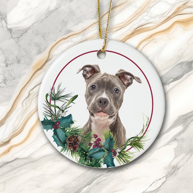 Ornamento De Cerâmica Staffordshire Dog Evergreen Berry Wreath (Criador carregado)