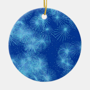 Ornamento De Cerâmica Starbursts do cristal de gelo, fundo azul