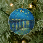 Ornamento De Cerâmica Starry Night Over the Rhône | Vincent van Gogh<br><div class="desc">Starry Night Over the Rhône (1888), de Vincent van Gogh, é uma pintura mesmerizante de Impressionista Poste que captura uma vista noturna serena do Rio Ródano em Arles, França. A trabalho de arte apresenta um céu azul profundo adornado com estrelas ouros cintilantes e suas reflexões sobre a água. No primeiro...</div>