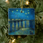 Ornamento De Cerâmica Starry Night Over the Rhône | Vincent van Gogh<br><div class="desc">Starry Night Over the Rhône (1888), de Vincent van Gogh, é uma pintura mesmerizante de Impressionista Poste que captura uma vista noturna serena do Rio Ródano em Arles, França. A trabalho de arte apresenta um céu azul profundo adornado com estrelas ouros cintilantes e suas reflexões sobre a água. No primeiro...</div>