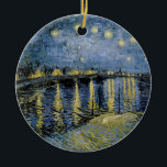 Ornamento De Cerâmica Starry Night Vincent van Gogh<br><div class="desc">Algodão em Cordeville. Vincent Willem van Gogh. Paisagem noturna em tons azuis e amarelos escuros. Há uma ponte sobre o rio. No primeiro plano,  um homem e uma mulher caminham pelo cais. As estrelas estão brilhando no céu. Reprodução de famosas imagens de arte no dominio público.</div>