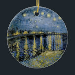 Ornamento De Cerâmica Starry Night Vincent van Gogh<br><div class="desc">Algodão em Cordeville. Vincent Willem van Gogh. Paisagem noturna em tons azuis e amarelos escuros. Há uma ponte sobre o rio. No primeiro plano,  um homem e uma mulher caminham pelo cais. As estrelas estão brilhando no céu. Reprodução de famosas imagens de arte no dominio público.</div>