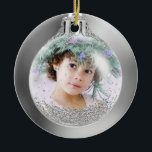 Ornamento De Cerâmica Sua foto no Silver Christmas Ball Personalizado<br><div class="desc">Sua Foto em Silver Christmas Ball Custom Cerâmica Ornament. Escolha a cor de fundo e o tamanho do logotipo.
Personalize seu presente de decoração de árvore de Natal com fotos,  decoração cerâmica em tons prateados brilhantes</div>