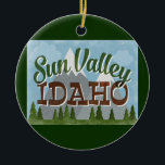 Ornamento De Cerâmica Sun Valley Idaho Divertimento Retro Montanhas Snow<br><div class="desc">Sun Valley Idaho neo viagens vintage em diversão com estilo de desenho animado com montanhas com capas de neve,  florestas e árvores abaixo,  céus azuis e texto legal com script retrorativo.</div>