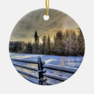 Ornamento De Cerâmica Sunrise em uma pastagem de inverno em neve