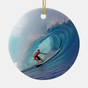 Ornamento De Cerâmica Surfista surfando uma onda enorme.