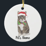 Ornamento De Cerâmica Tabby Cat Personalizado (Cinza) Santa Hat e Arco T<br><div class="desc">Faça uma lista agradável este ano com um ornamento do seu gato-do-gato favorito! Para os presentes mais doces, emparelhe-o com um impressão de arte correspondente ou outro item da minha coleção para um bem pensado aquecimento doméstico, mãe de gatos, chá de panela, professora, sogra, marido, namorado, papais noeis secretos, simpatia...</div>