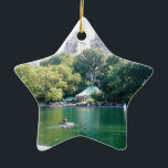 Ornamento De Cerâmica Taberna de NYC no verde<br><div class="desc">Ícone restaurado do restaurante do Central Park para a tarifa americana em um ajuste elegante com assento do pátio & do jardim.</div>