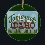Ornamento De Cerâmica Tamarack Idaho Divertido Montanhas Retro Snowy<br><div class="desc">Tamarack Idaho neo neo viagens vintage em estilo divertido de desenho retro com montanhas com capas de neve,  florestas e árvores abaixo,  céus azuis e texto legal de script retro.</div>