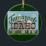 Ornamento De Cerâmica Tamarack Idaho Divertido Montanhas Retro Snowy<br><div class="desc">Tamarack Idaho neo neo viagens vintage em estilo divertido de desenho retro com montanhas com capas de neve,  florestas e árvores abaixo,  céus azuis e texto legal de script retro.</div>