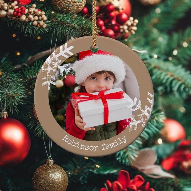 Ornamento De Cerâmica Tan Rustic Circle Foto Snowflakes (Rustic snowflake family holiday keepsake photo ornament perfect for gifts to bring joy to others.)