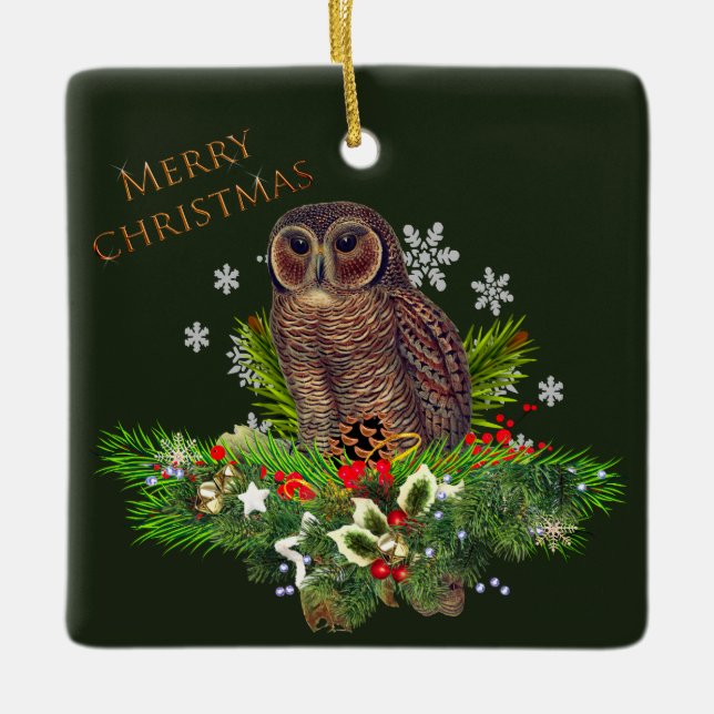 Ornamento De Cerâmica Tawny Christmas Owl com Holiday Greenery (Frente)