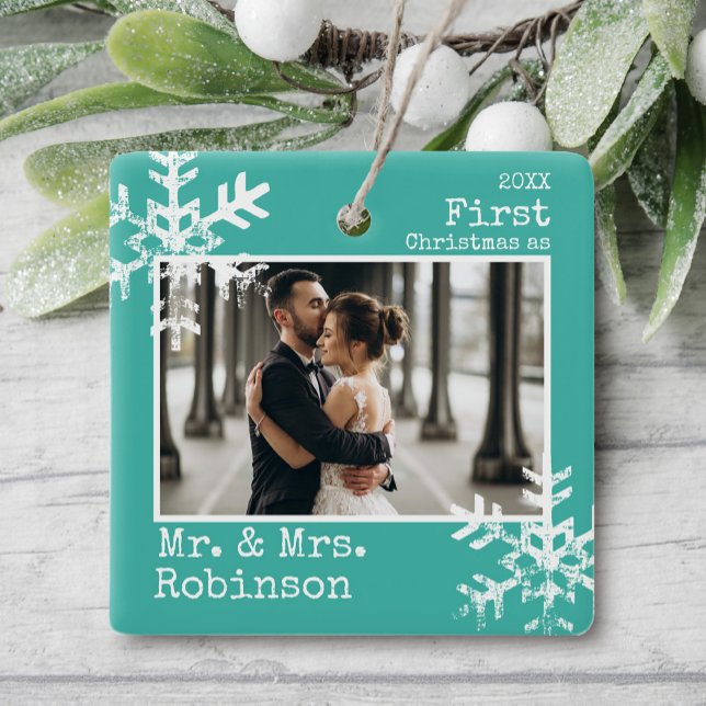 Ornamento De Cerâmica Teal 1rua Natal Sr. & Sra. Photo (Rustic snowflake newlywed holiday keepsake photo ornament perfect for gifts to bring joy to others.)