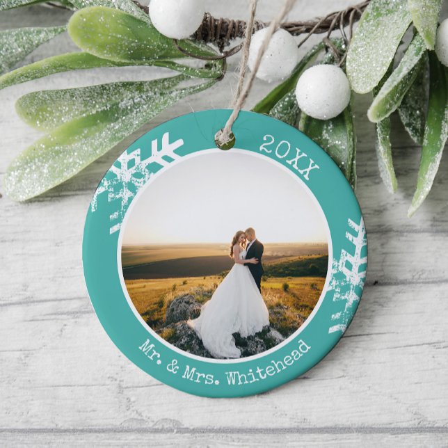 Ornamento De Cerâmica Teal Newlywn Snowflake 1rua Natal (Rustic snowflake newlywed holiday keepsake photo ornament perfect for gifts to bring joy to others.)
