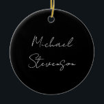 Ornamento De Cerâmica Tendência Black White Manuscrito Minimalista<br><div class="desc">Você já viu um design tão fino,  bem pensado,  estético e notável? A escolha das letras,  seu tamanho de fonte e a escuridão da cor foram pensadas por muito tempo e desenhadas com grandes esforços. O resultado foi um design tão único que impressionou todos os que o veem.</div>