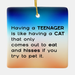 Ornamento De Cerâmica Tendo um adolescente...