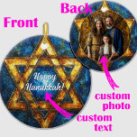 Ornamento De Cerâmica Texto personalizado e foto Feliz Hanukkah, Estrela<br><div class="desc">Aqui está outra bela opção para as celebrações de Chanucá: o Ornamento Personalizado das Estrelas de Chanucá! Este ornamento cerâmico redondo apresenta uma estrela deslumbrante de David com o texto "Happy Hanukkah!" no centro, colocado contra um fundo com temas cósmicos com tons azuis e ouros ricos. A intrincada design adiciona...</div>