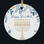 Ornamento De Cerâmica Texto personalizado Hanukkah Harmony Ornament<br><div class="desc">Este encantador ornamento cerâmico Chanucá, chamado "Hanukkah Harmony Ornament", é uma adição perfeita ao seu decoro de férias. Apresenta uma menorah lindamente trabalhada com velas brilhantes, contra um fundo azul profundo adornado com padrões intrincados de folhas e moedas em tons de azul e ouro. O elegante script "Happy Hanukkah" no...</div>